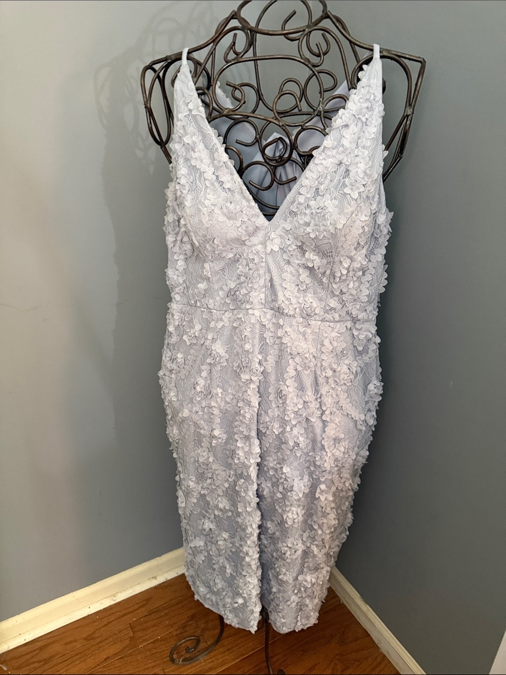 Dress- Delicate Flower Applique!  Beautiful- and very comfortable